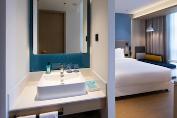 Holiday Inn Express Shenzhen North Station, An Ihg Hotel,100M At Int. Of Jinlong Rd And Gexin Rd,2.5 star