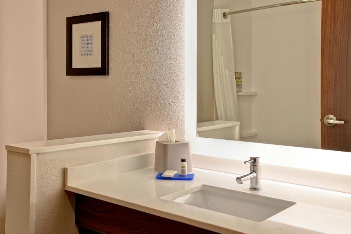 holiday inn express and suites ottawa an ihg hotel