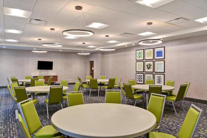 holiday inn express and suites ottawa an ihg hotel