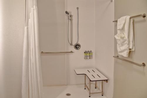 holiday inn express and suites ottawa an ihg hotel
