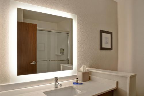 holiday inn express and suites ottawa an ihg hotel