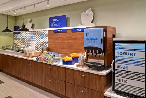 holiday inn express and suites ottawa an ihg hotel