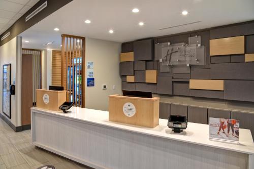 holiday inn express and suites ottawa an ihg hotel
