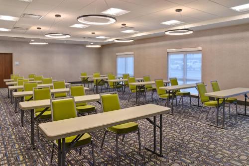 holiday inn express and suites ottawa an ihg hotel