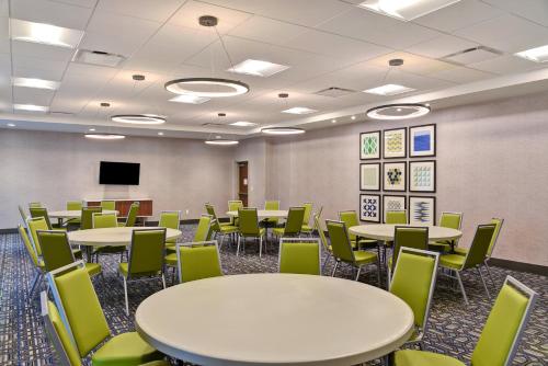 holiday inn express and suites ottawa an ihg hotel