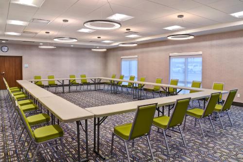 holiday inn express and suites ottawa an ihg hotel