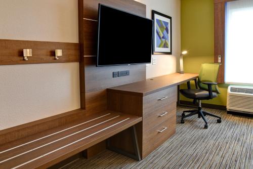 holiday inn express and suites ottawa an ihg hotel