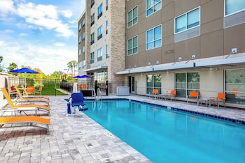 Holiday Inn Express & Suites Sanford,Lake Mary>>Heathrow,3 star