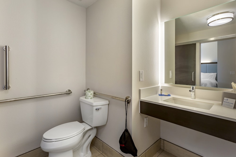 holiday inn exp and sts phoenix dwtn state capitol
