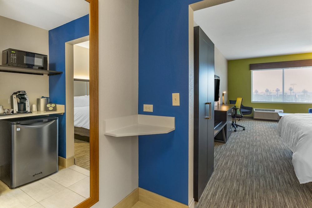 holiday inn exp and sts phoenix dwtn state capitol