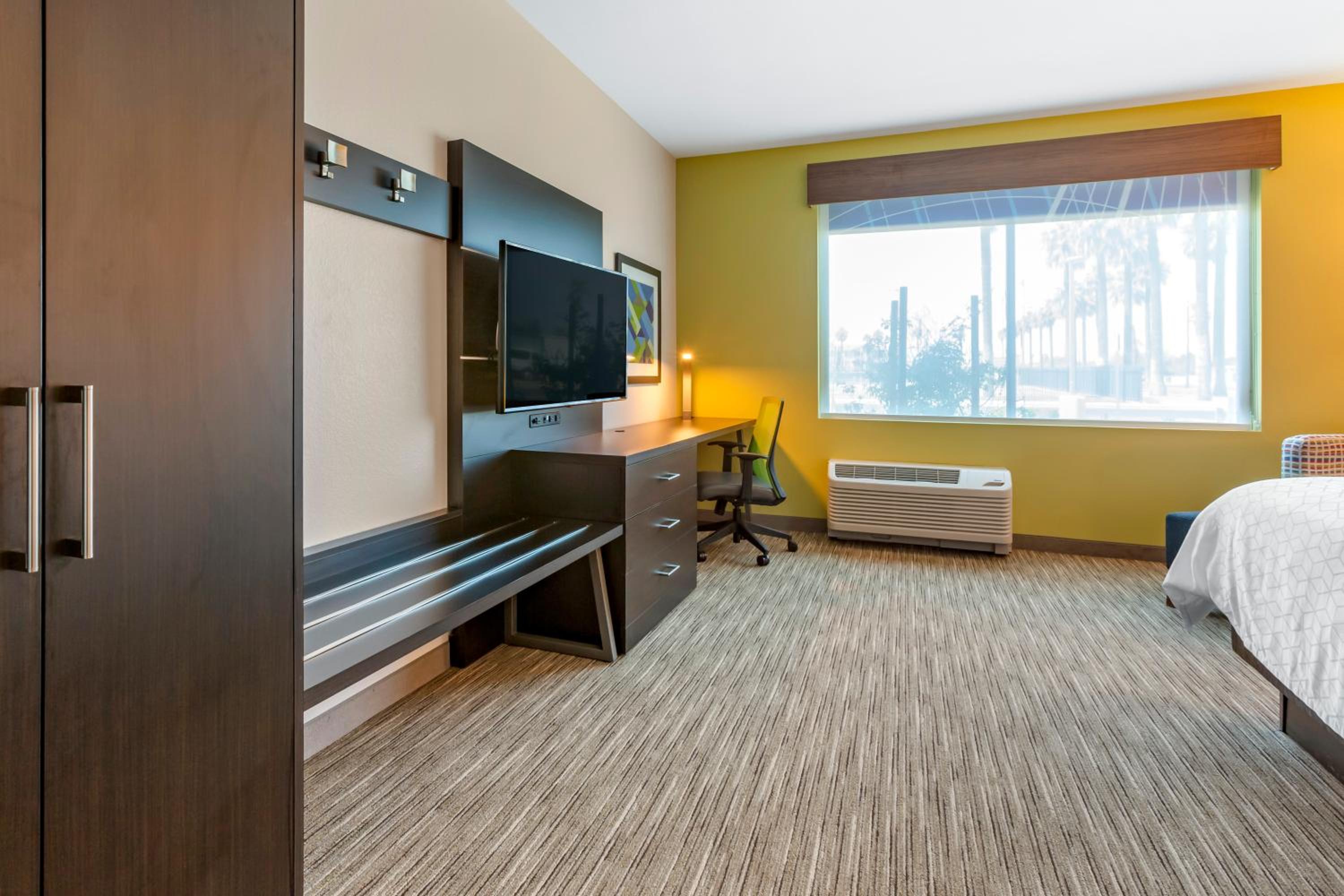 holiday inn exp and sts phoenix dwtn state capitol