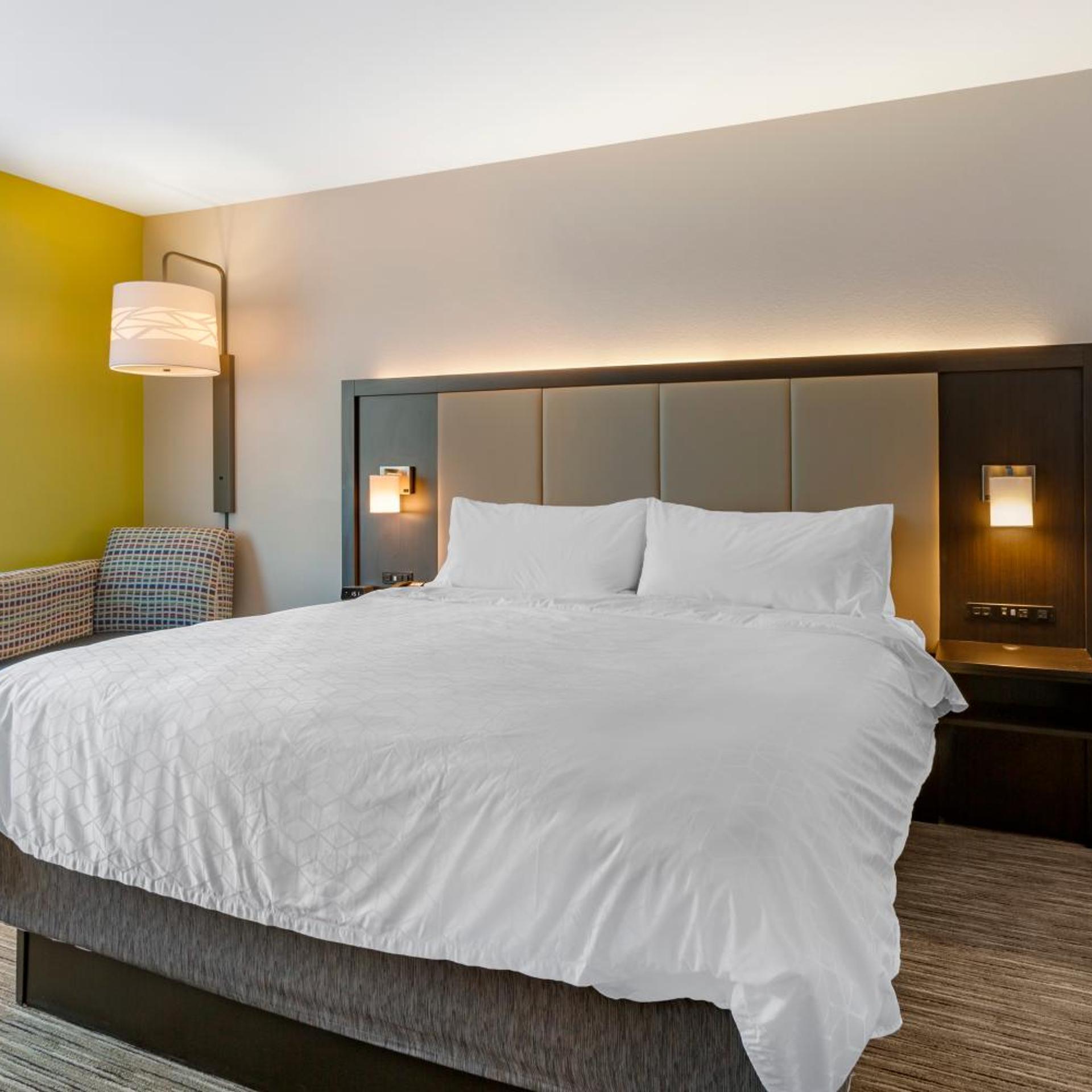 holiday inn exp and sts phoenix dwtn state capitol