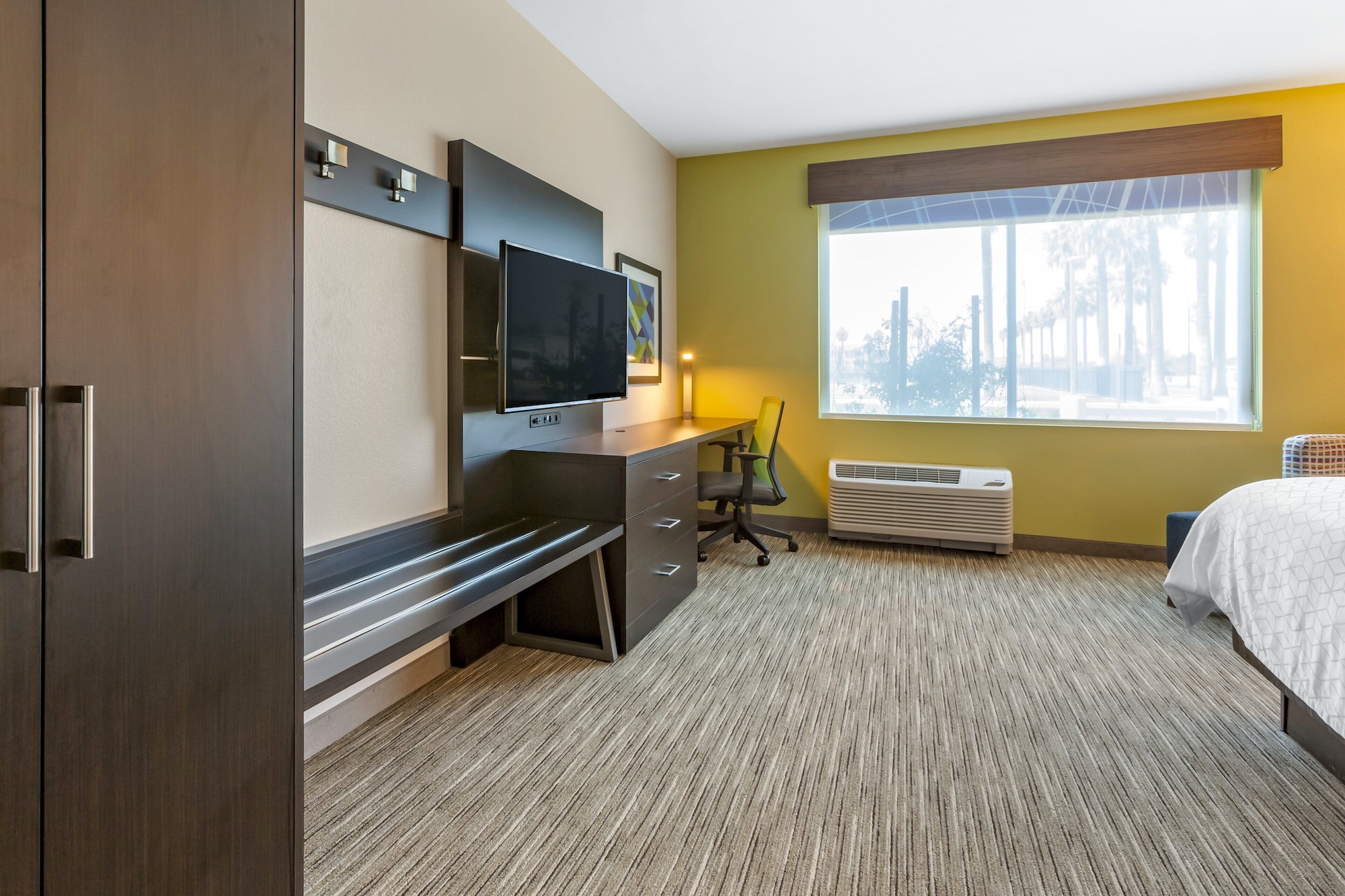 holiday inn exp and sts phoenix dwtn state capitol