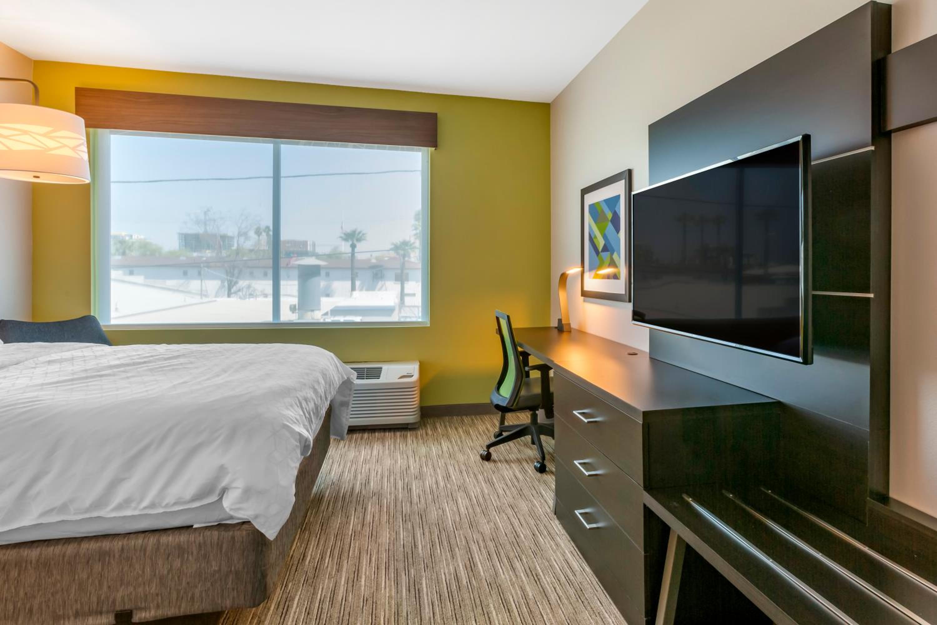 holiday inn exp and sts phoenix dwtn state capitol