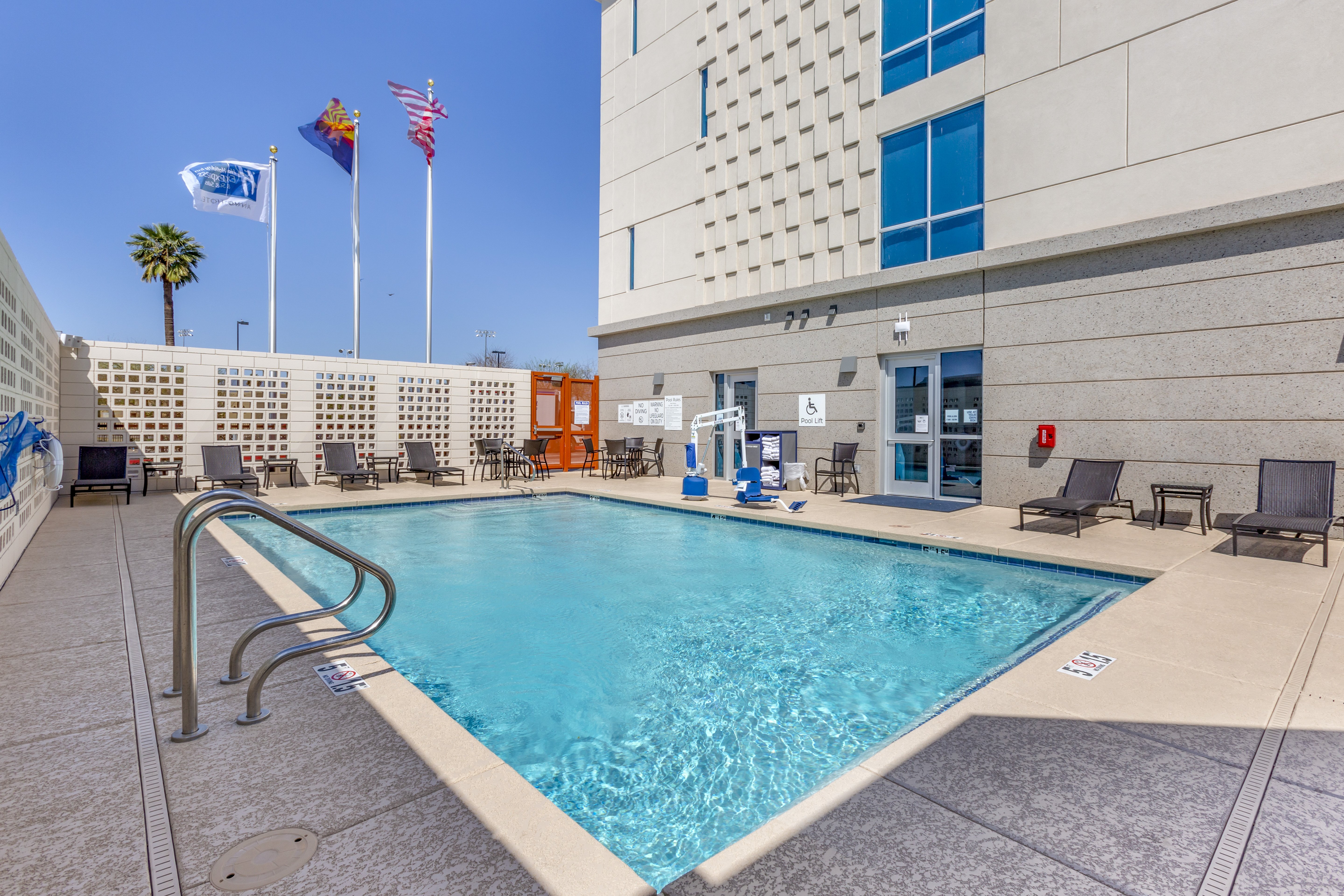 holiday inn exp and sts phoenix dwtn state capitol