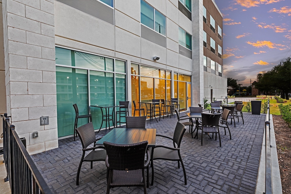 hol inn exp and suites stafford nw sugar land