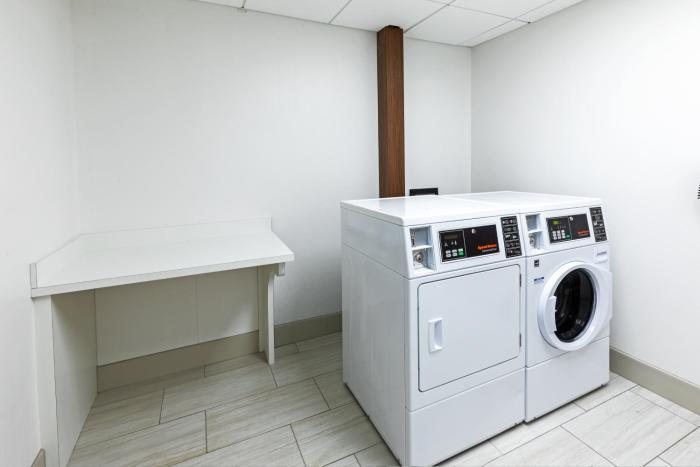 hol inn exp and suites stafford nw sugar land