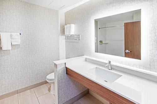 hol inn exp and suites stafford nw sugar land