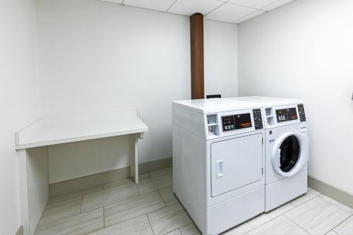 hol inn exp and suites stafford nw sugar land