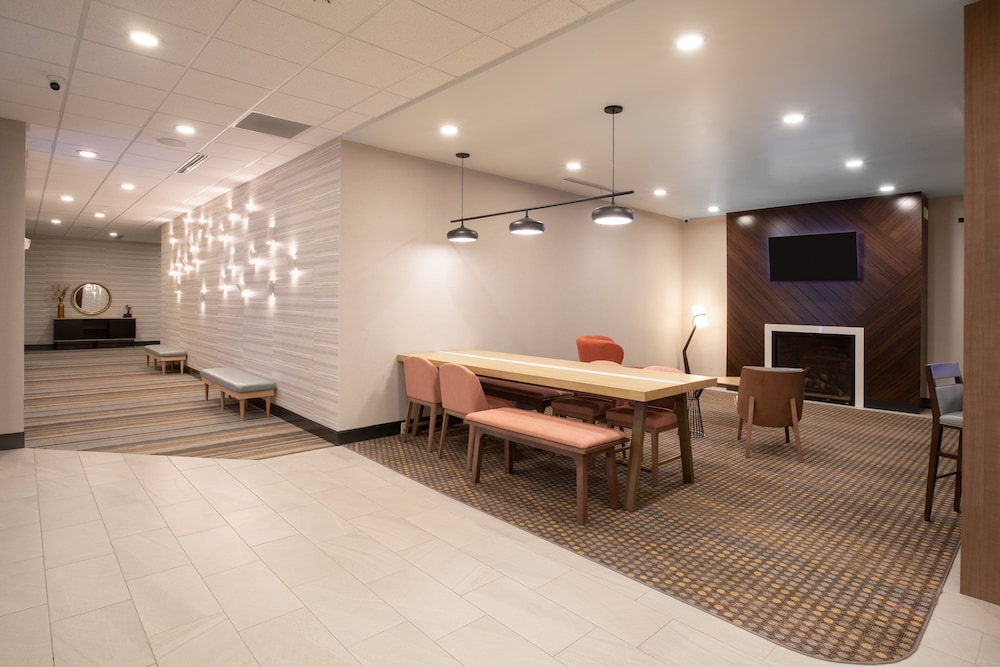 holiday inn glendale stadium and ent dist