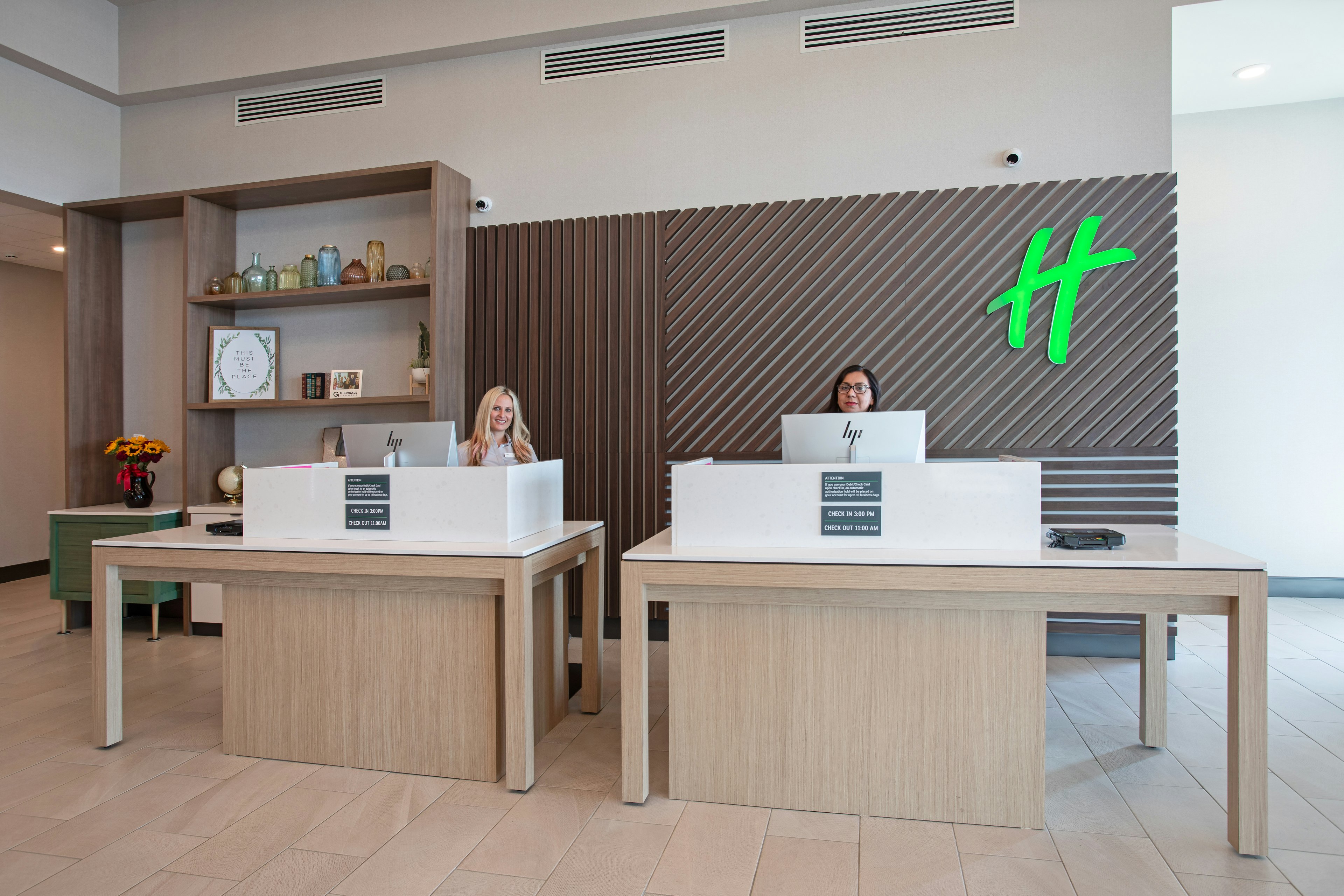 holiday inn glendale stadium and ent dist