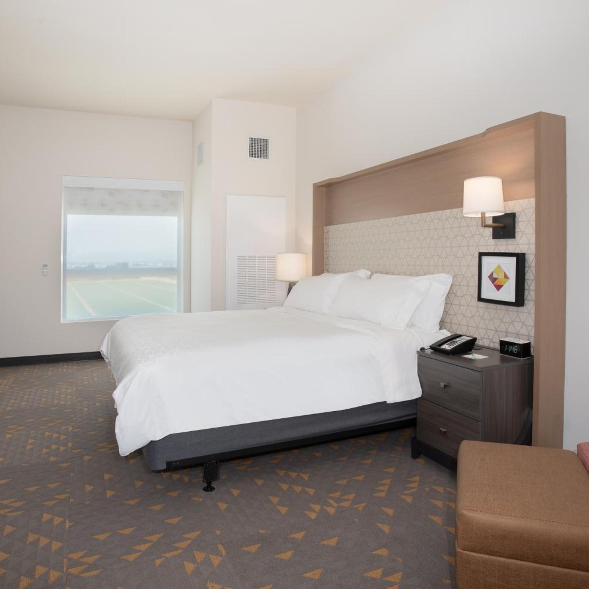 holiday inn glendale stadium and ent dist