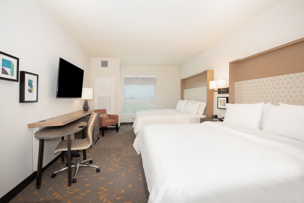 holiday inn glendale stadium and ent dist