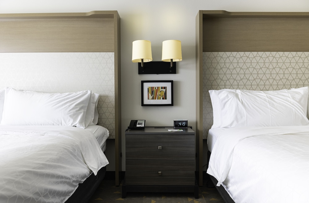 holiday inn glendale stadium and ent dist
