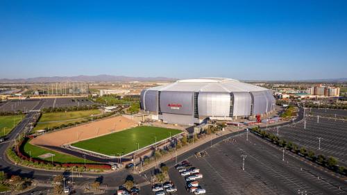 holiday inn glendale stadium and ent dist