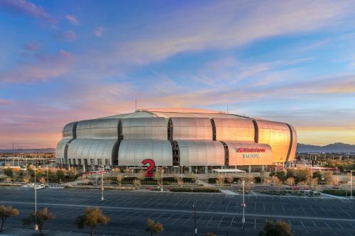 holiday inn glendale stadium and ent dist