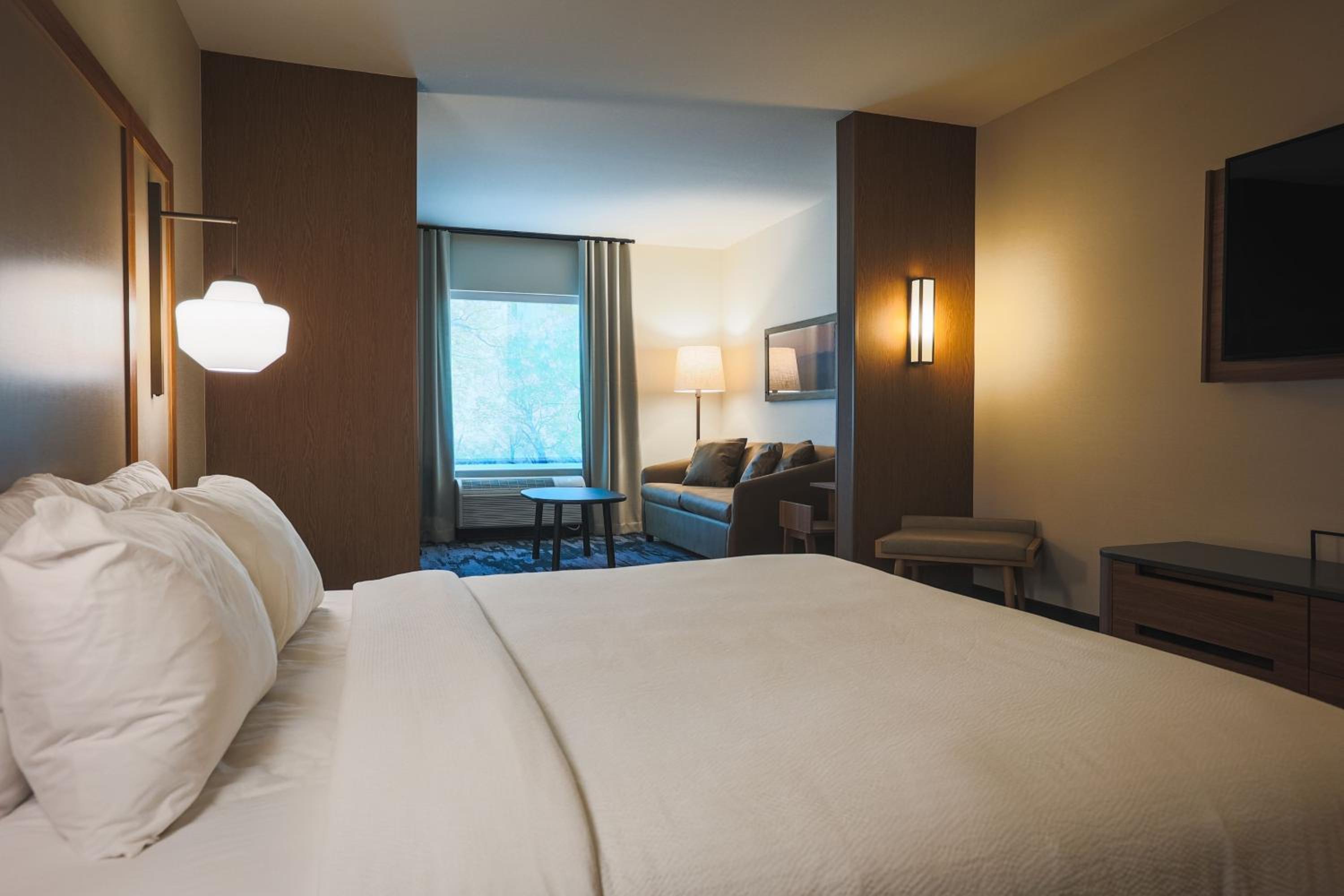 fairfield inn and suites by marriott marquette