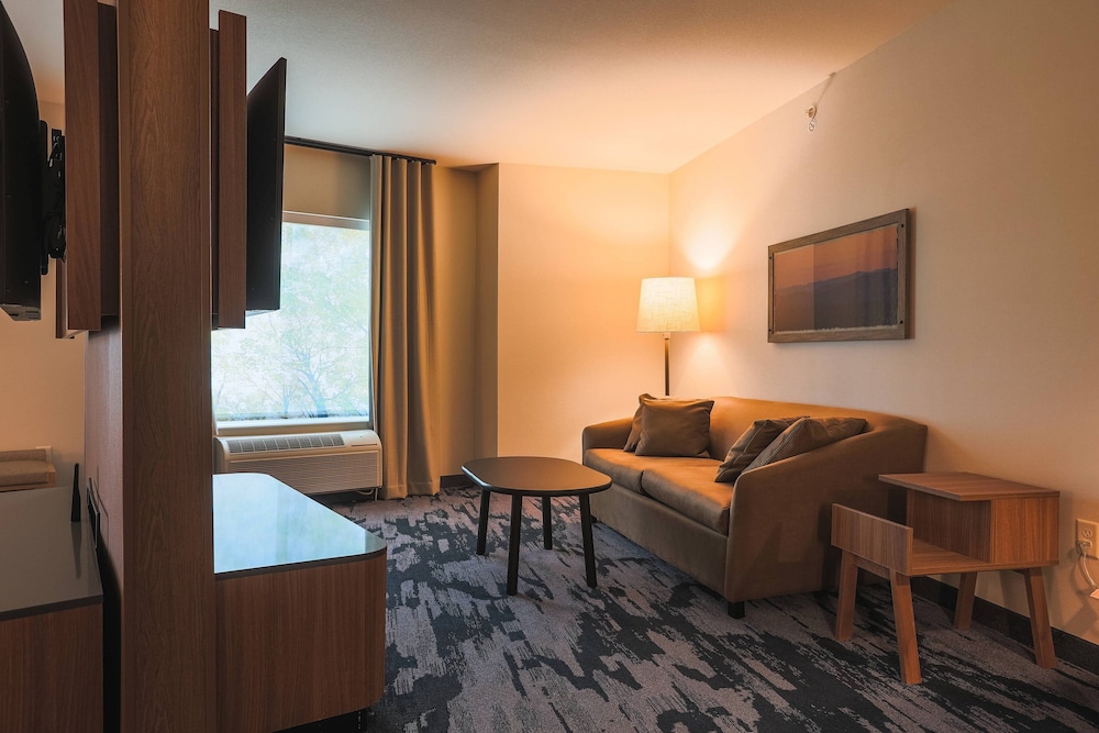 fairfield inn and suites by marriott marquette
