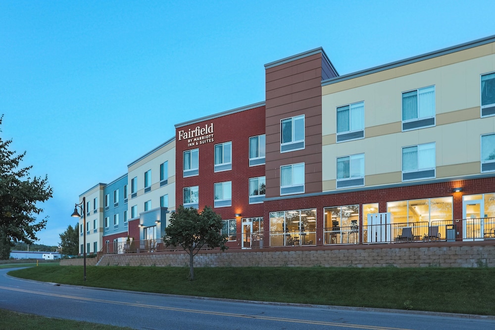 fairfield inn and suites by marriott marquette