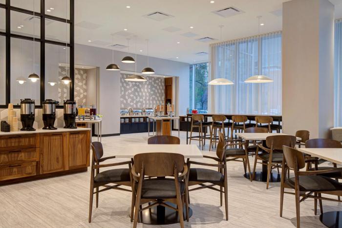 hampton inn by hilton montreal downtown