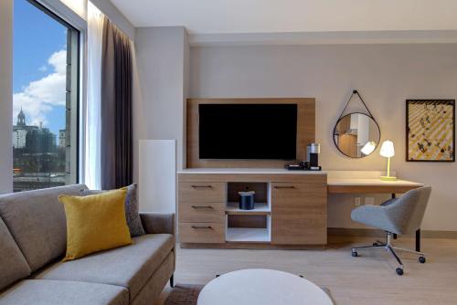 hampton inn by hilton montreal downtown
