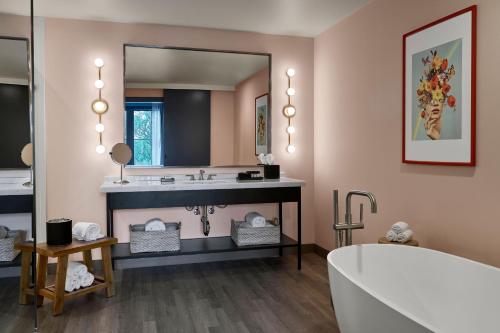 the memphian a tribute portfolio hotel