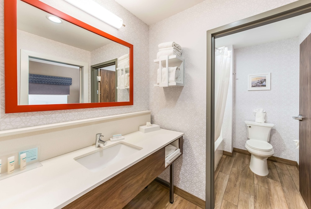 hampton inn and suites benton harbor