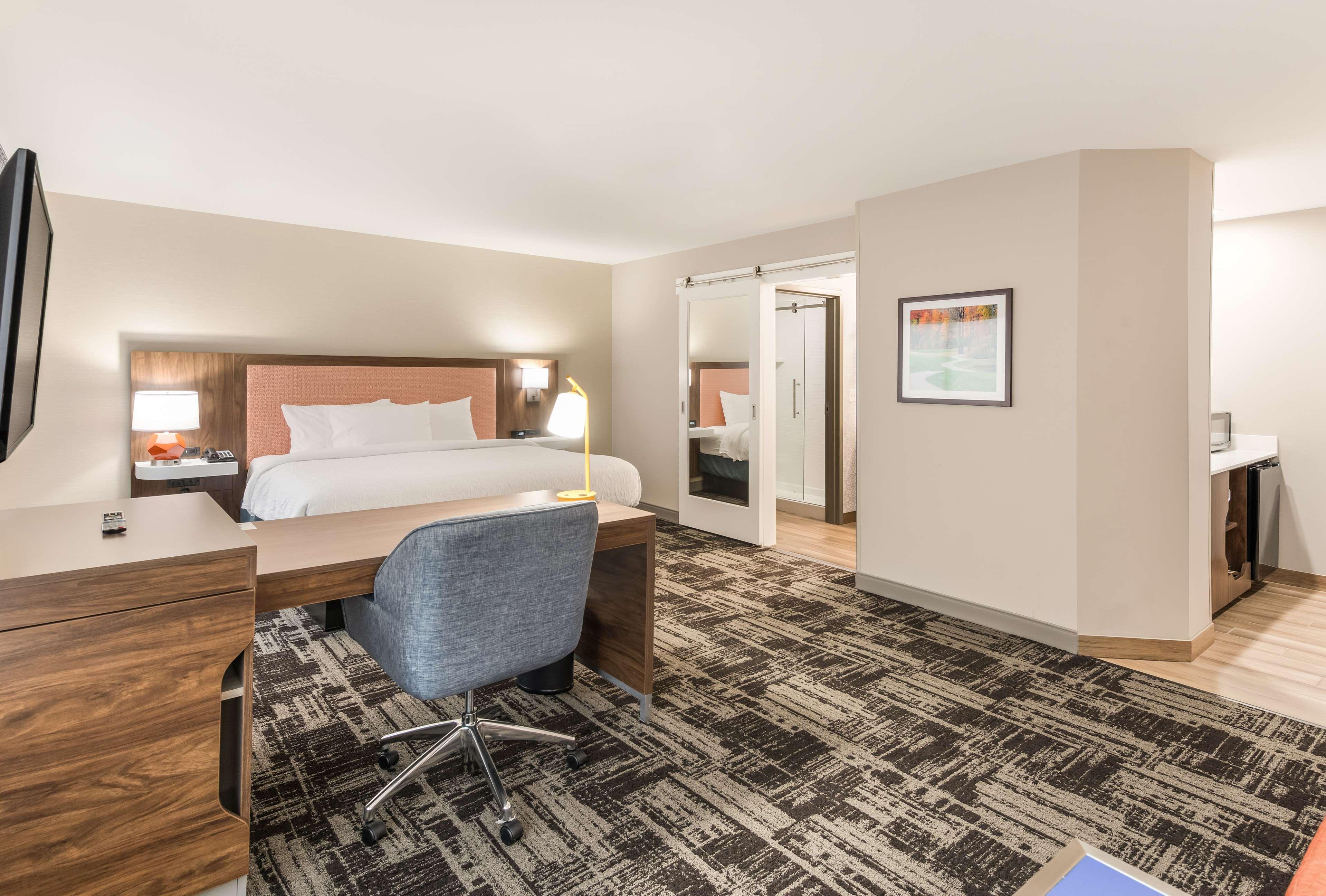 hampton inn and suites benton harbor