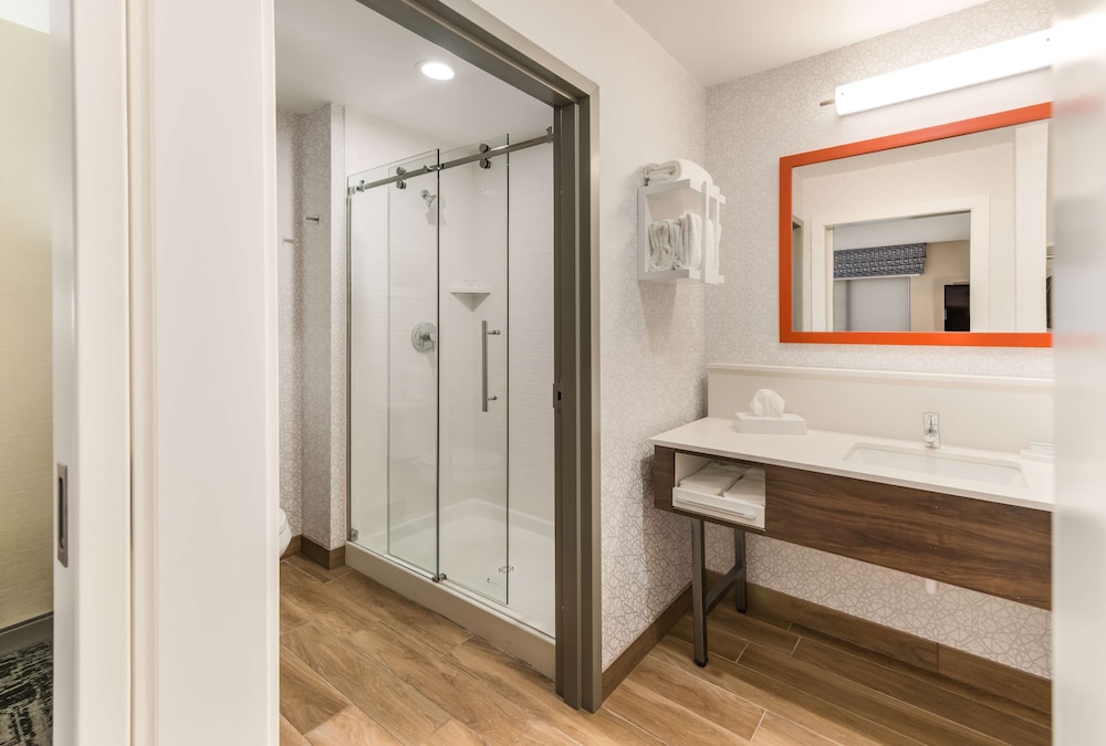 hampton inn and suites benton harbor