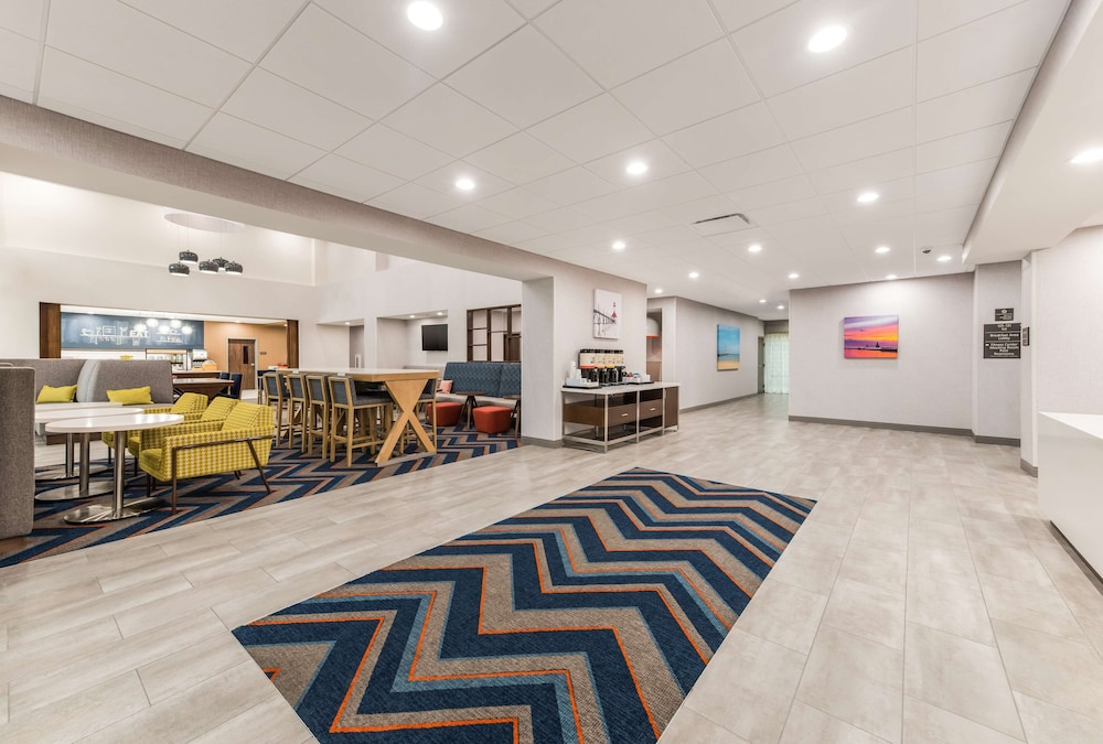 hampton inn and suites benton harbor