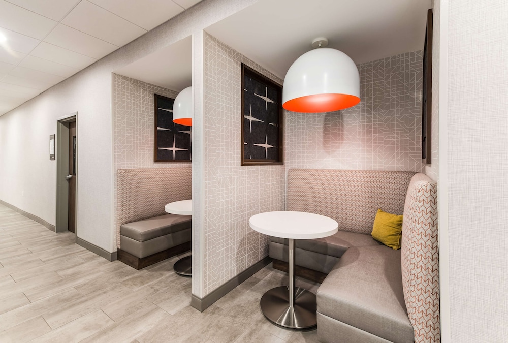 hampton inn and suites benton harbor