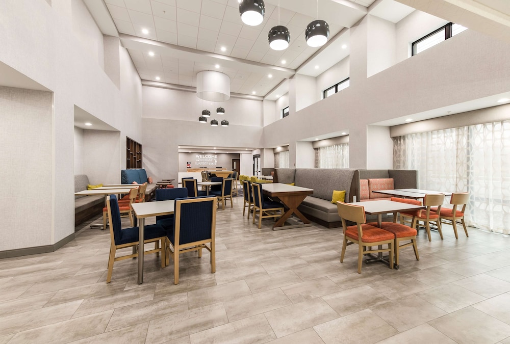 hampton inn and suites benton harbor
