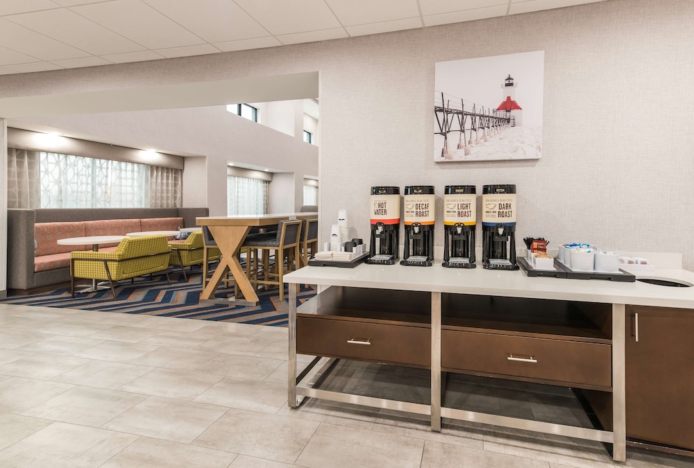 hampton inn and suites benton harbor