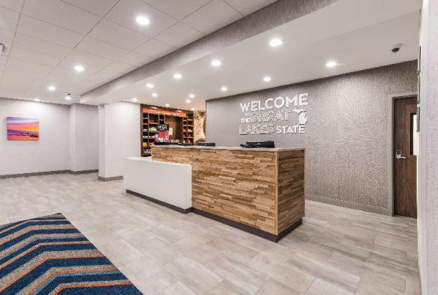 hampton inn and suites benton harbor