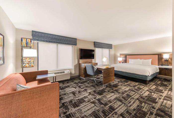hampton inn and suites benton harbor