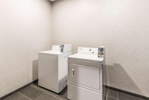 hampton inn and suites benton harbor