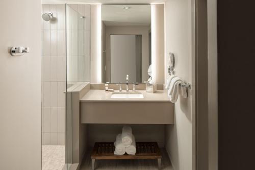 epicurean atlanta autograph collection