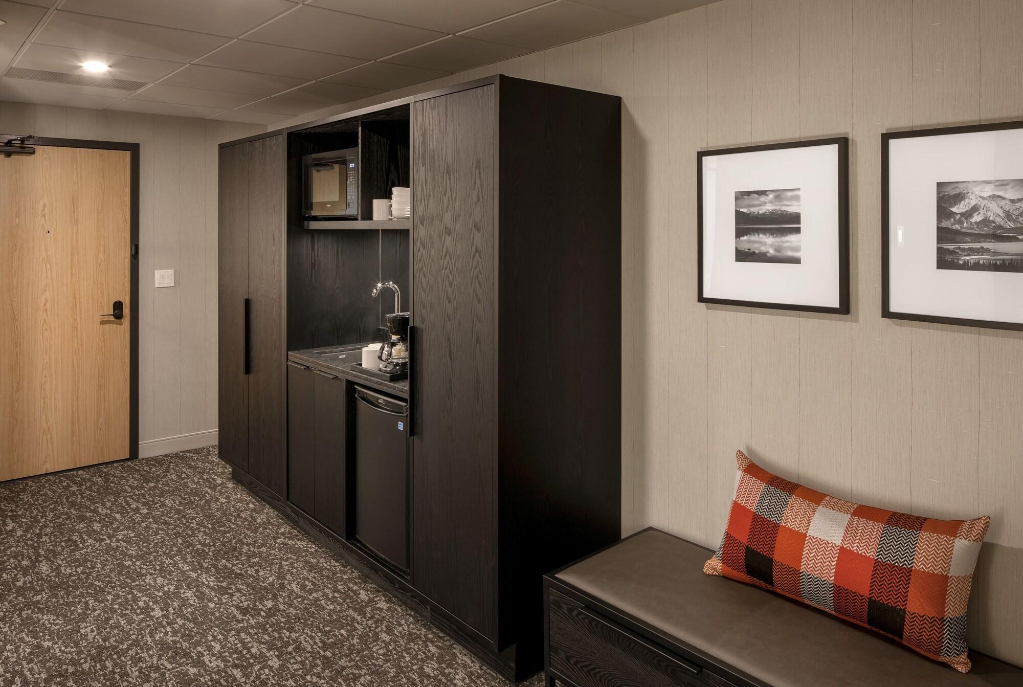 peaks hotel and suites