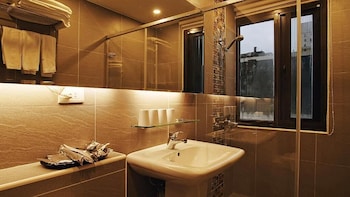 crystal city hotel