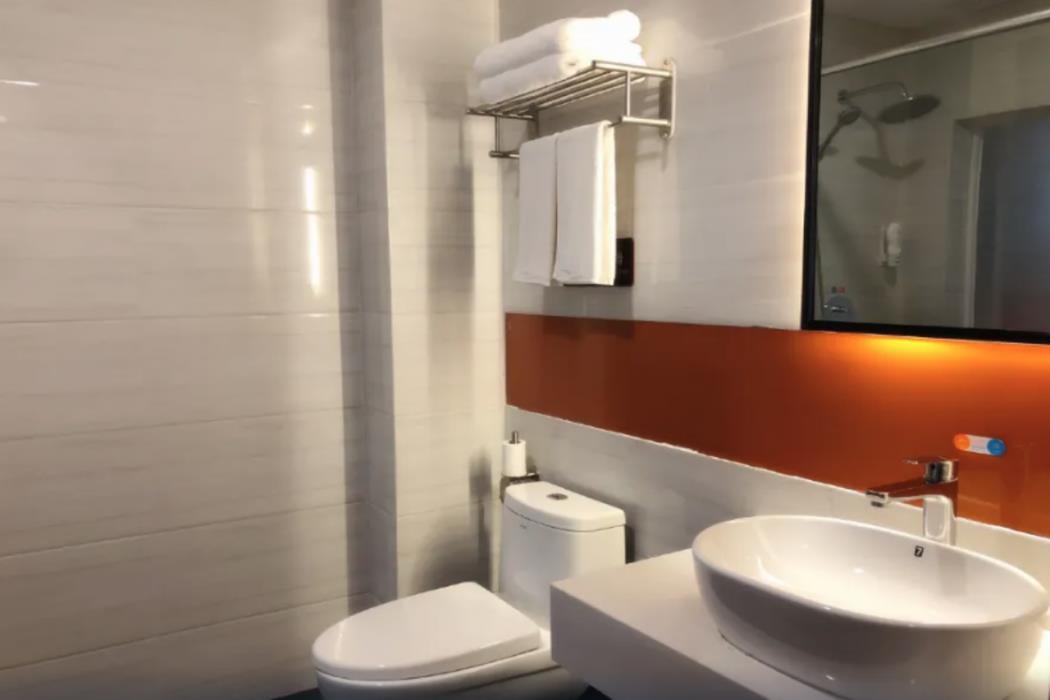 7 days premium qianjiang railway station lobster city